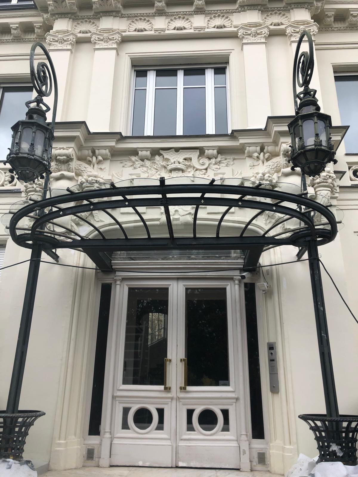 Marquise en fer forgé et porte haussmannienne — Paris